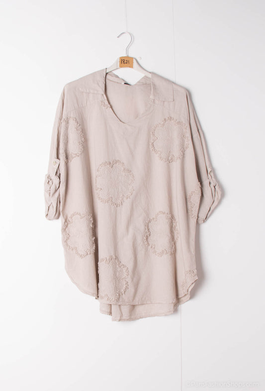 Cotton shirt/ blouse with rosette embroideries - Stora Storlekar