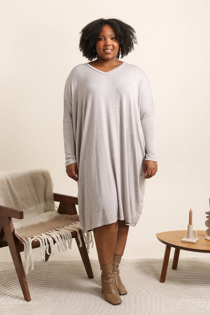 Soft V-neck oversized sweater dress - Stora Storlekar