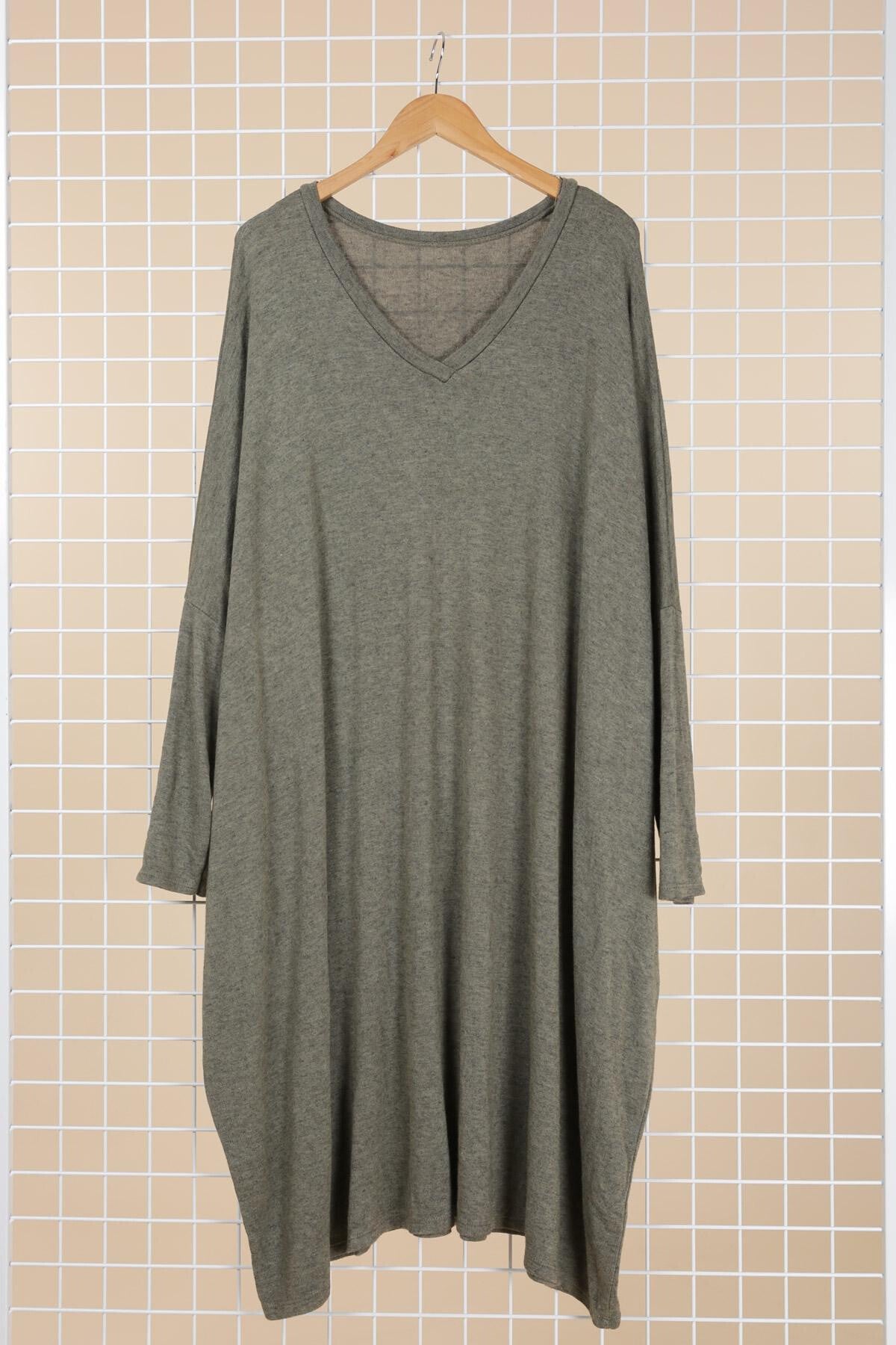 Soft V-neck oversized sweater dress - Stora Storlekar