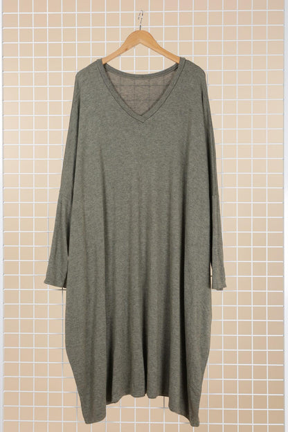 Soft V-neck oversized sweater dress - Stora Storlekar